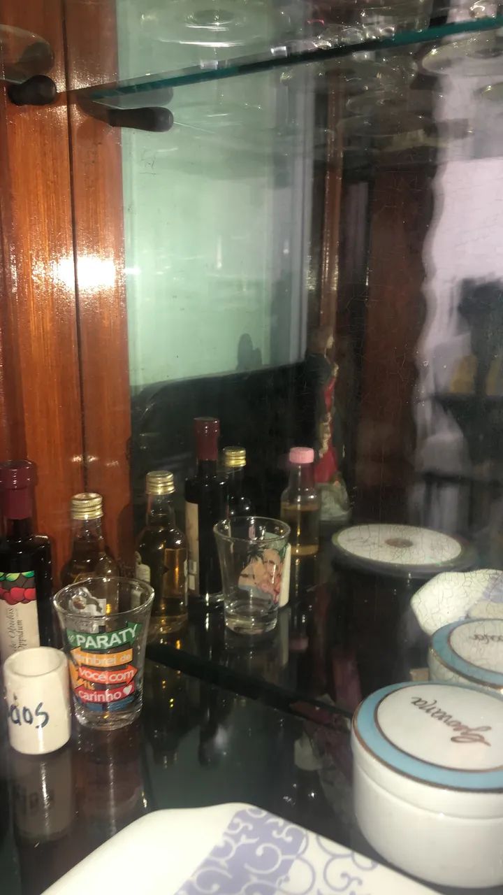 Cristaleira madeira , mais de 100 anos , conservada e sem cupins  - Foto 4