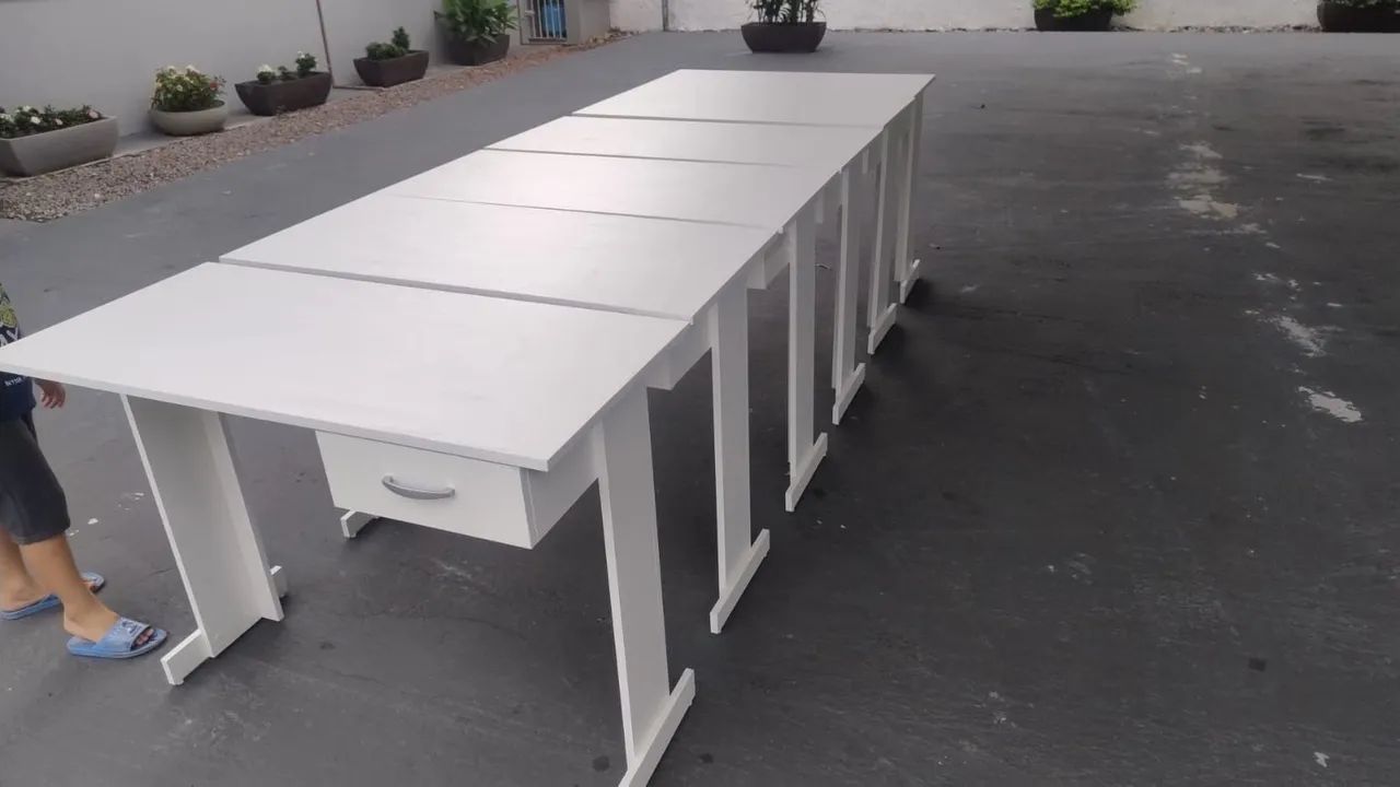 Mesa com gaveta nova
