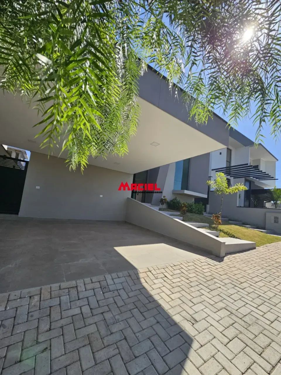 `Seu Refúgio de Conforto e Sofisticação: Casa Térrea com 3 Suítes, Pé Direito Duplo, no De