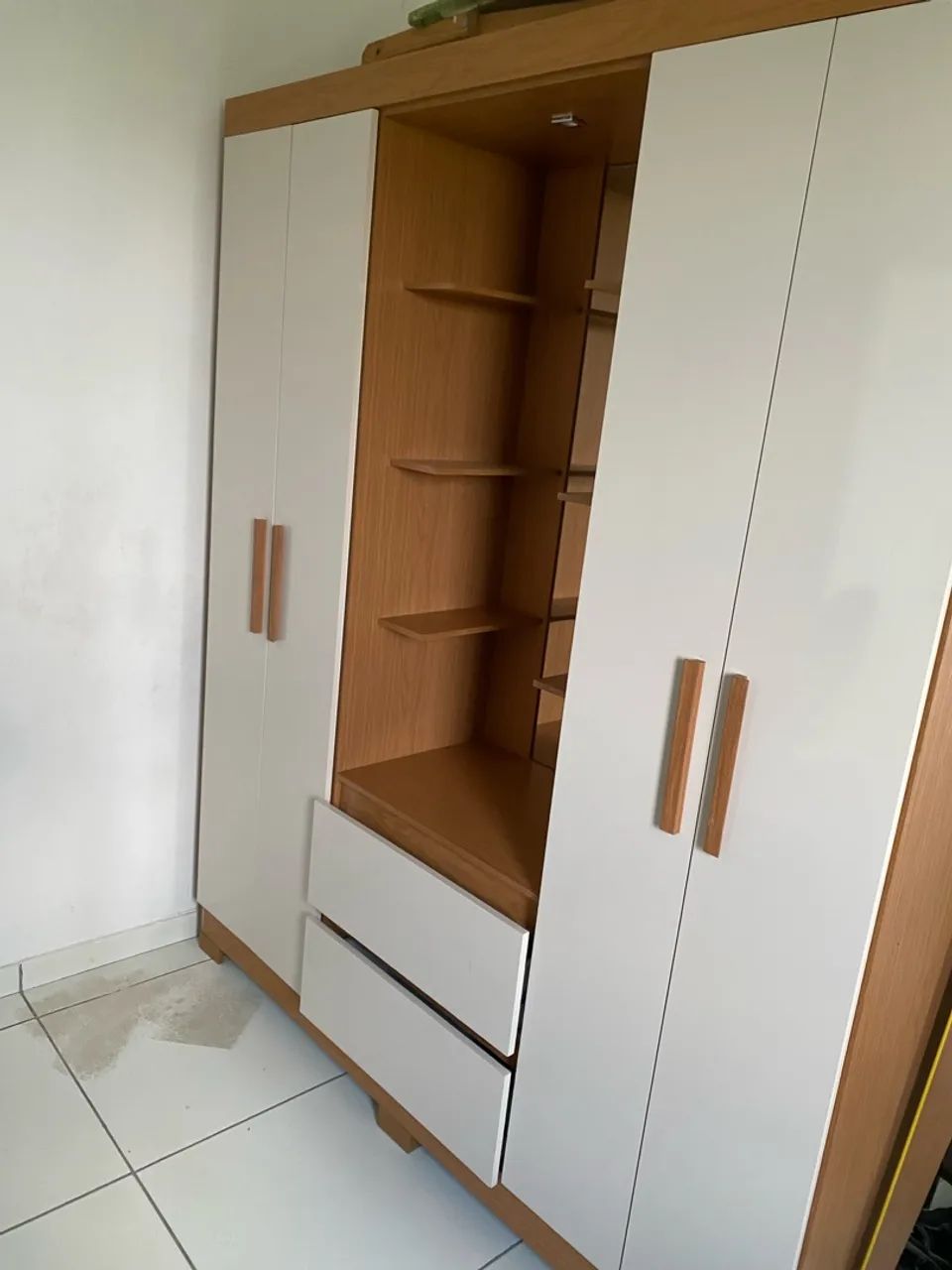 guarda roupa 4 portas e com espelho