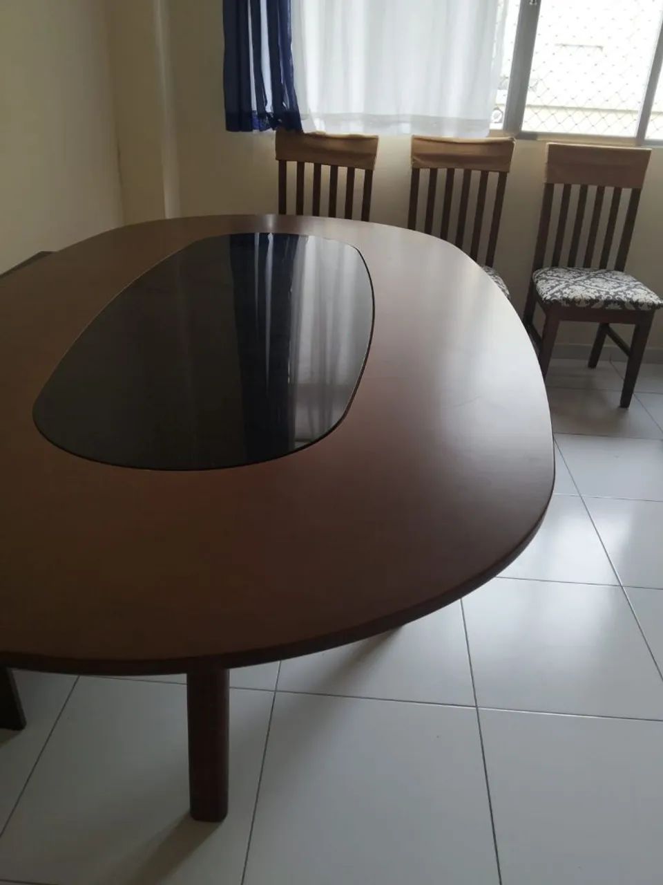 Mesa de madeira com 4 cadeiras 