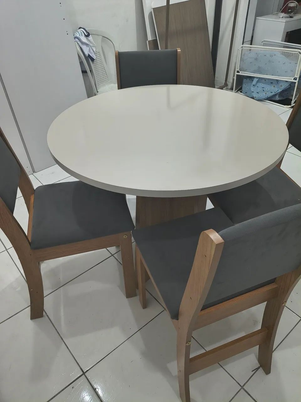 Mesa de jantar com 4 cadeira