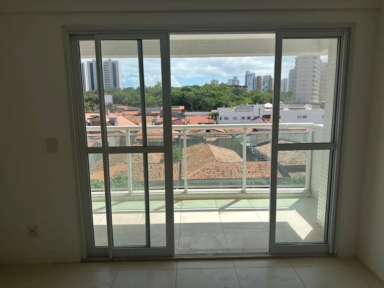 Varanda sala 2,37x2,07 R$2,000,00 / varanda suíte 1,38x2,07 R$1,500,00