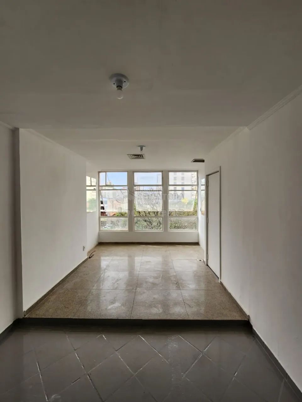 Sala comercial no Centro com portaria.