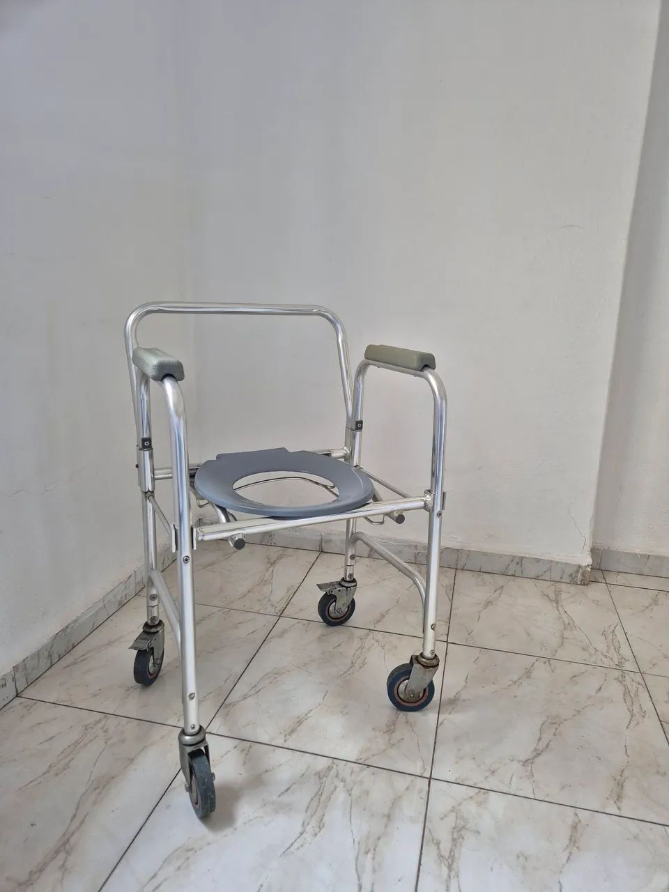 Cadeira de Banho em bom estado de uso! - Foto 3