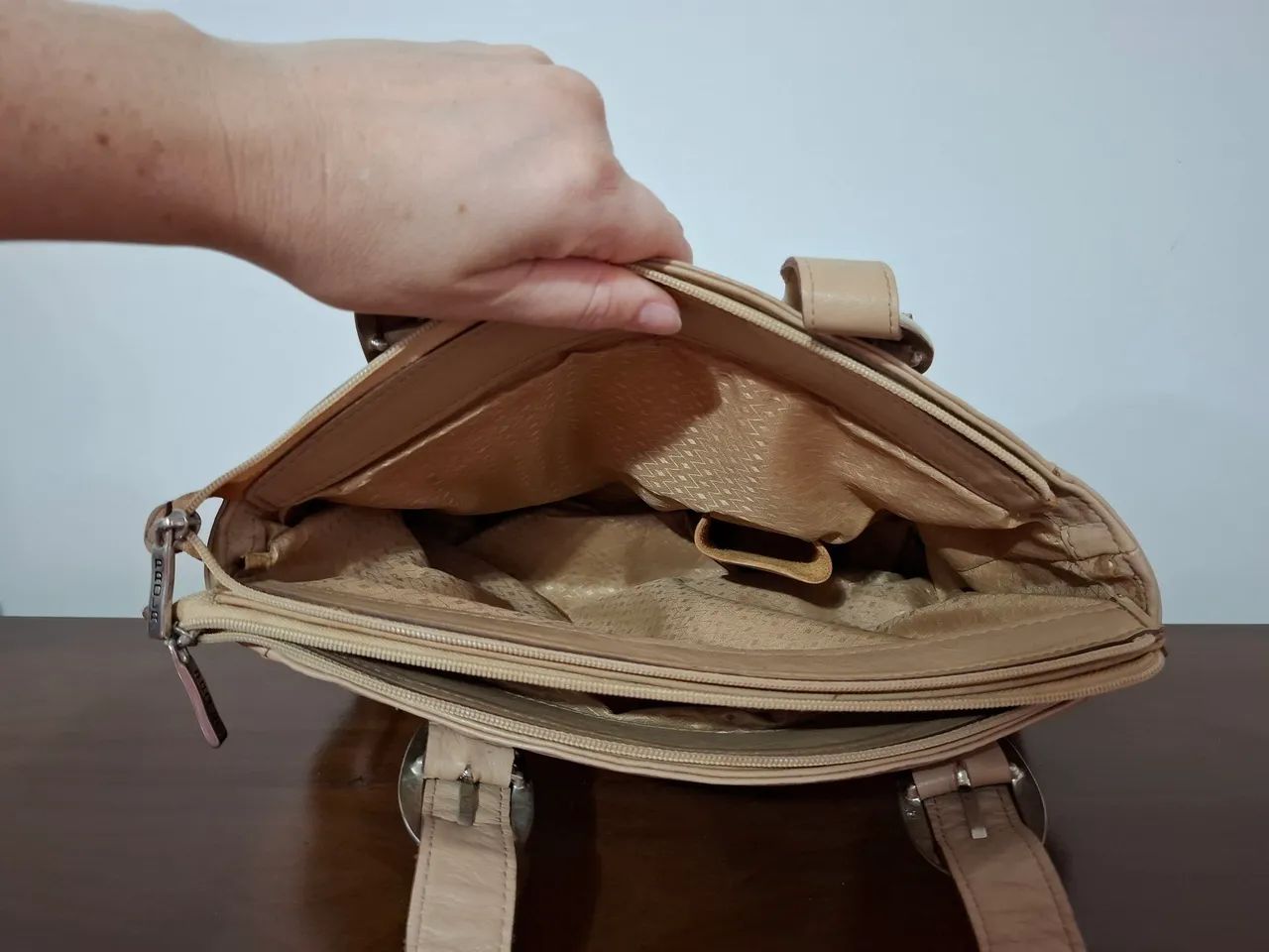 Bolsa de couro - bege - com fivelas prata - Foto 5