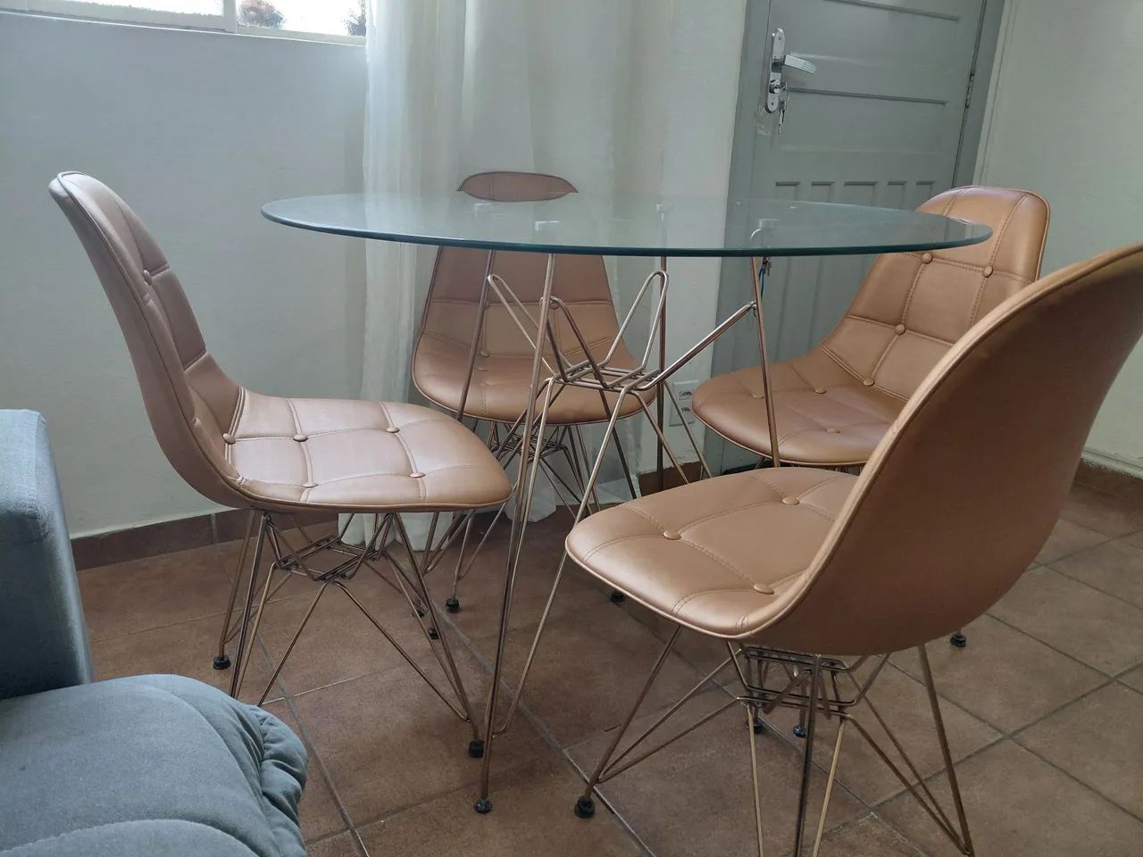 Mesa Eames com tampo de vidro 100 cm + 4 cadeiras estofadas Eiffel Botonê - Marrom - Foto 3
