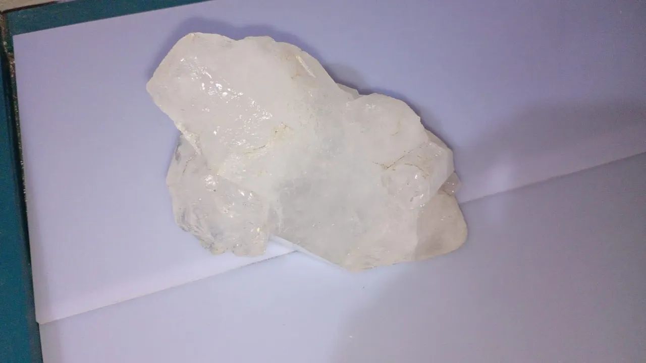 Vendo uma pedra de cristal branca transparente  - Foto 4