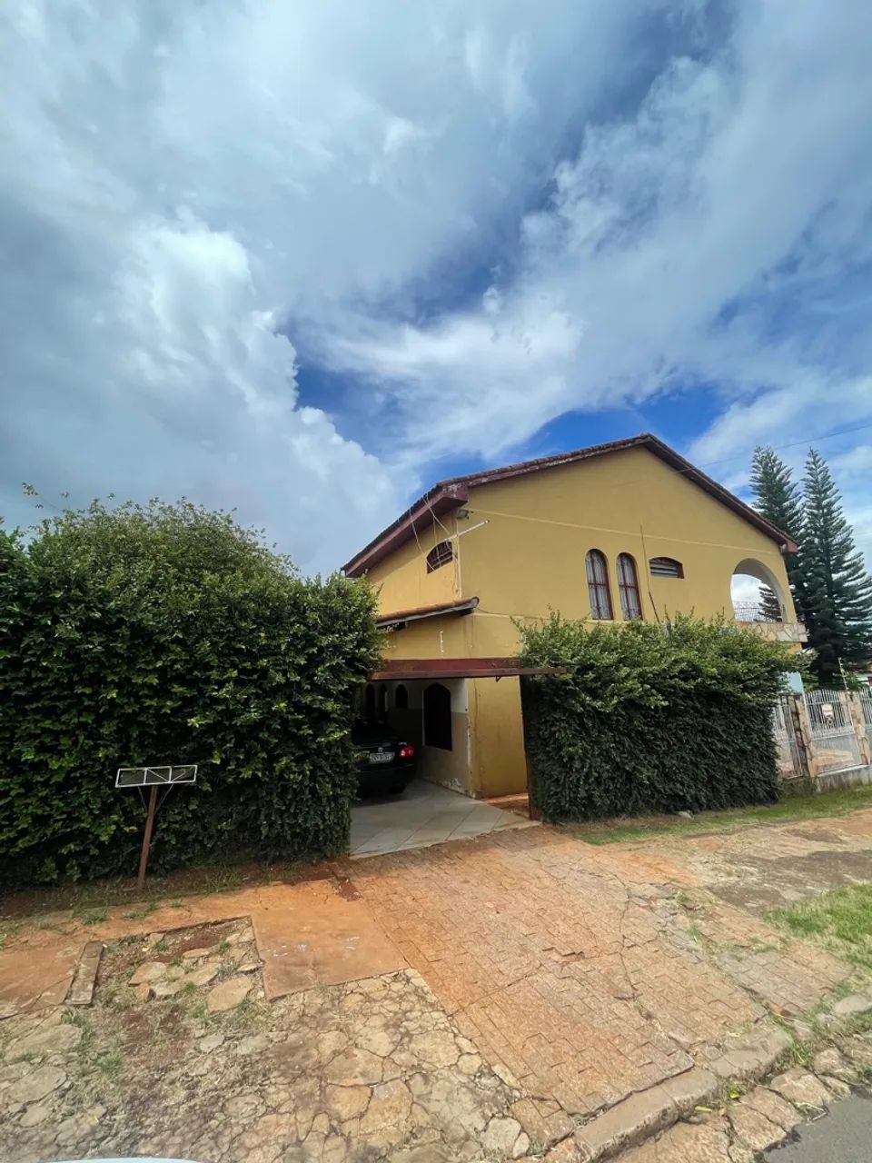 SOBRADO COM 2 SUITES QUADRA E PISCINA