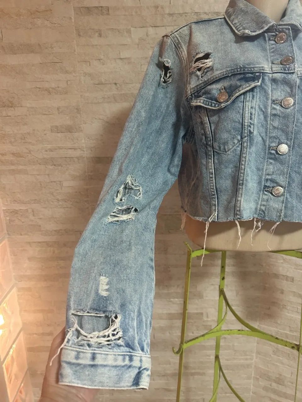 Jaqueta Jeans Cropped Destroyed Forever 21 - Tam M (Importada) - Foto 2