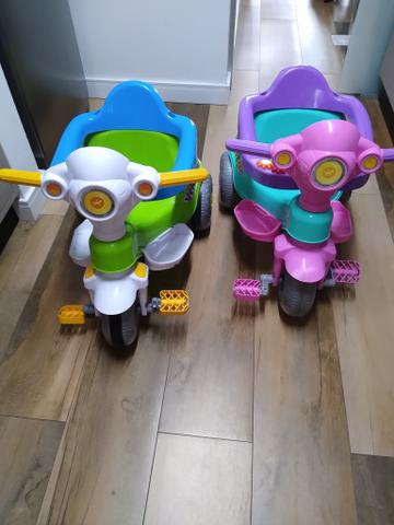2 Motoca triciclo calesita (1 masculina e outra feminina)
