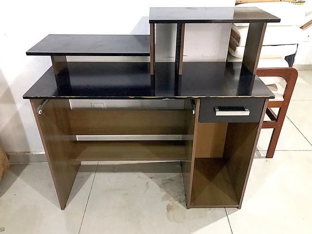 Escrivaninha, Rack para Pc ótimo estado para uso ( acompanha cadeira )