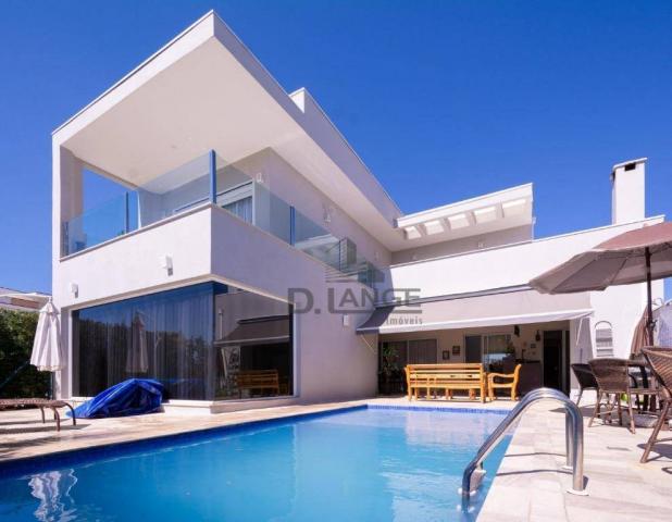 Lindo sobrado com 380m², 4 suítes com ar condicionado, churrasqueira e piscina.