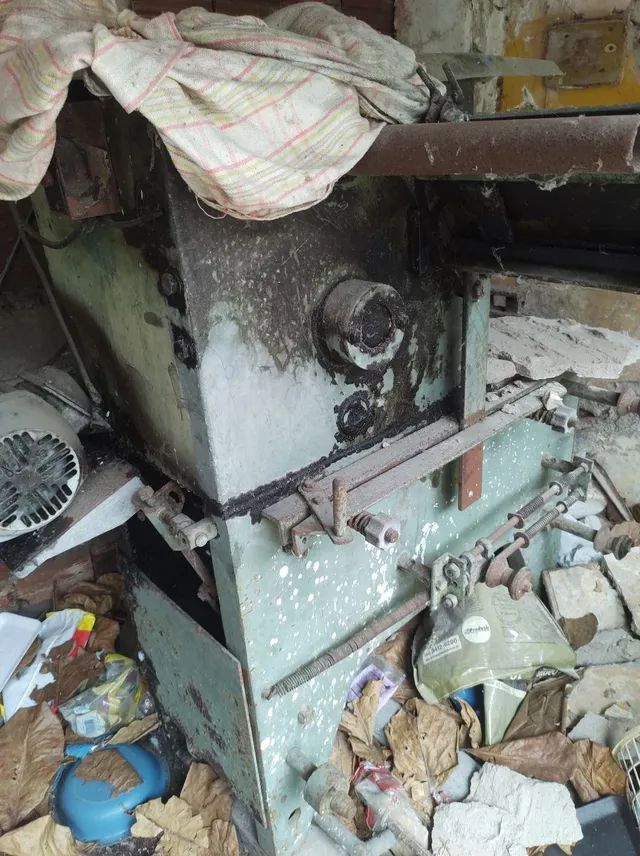 Duas maquinas bobinadeiras uma grande e uma pequena com motor otimo