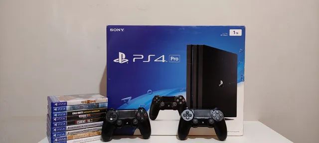 Duas caixas de PS4 pro branco e preto