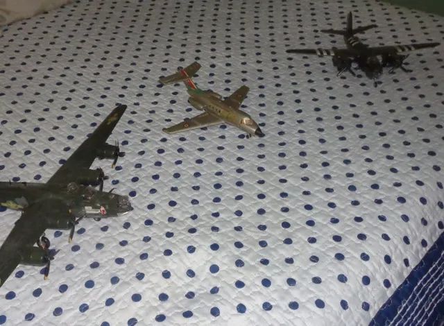 Lote de 3 Kits de Plastimodelos: B-24, B-26 e Jato da RAF