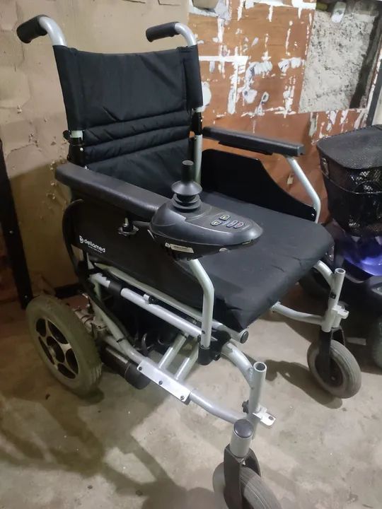 Cadeira de rodas motorizada - preço a combinar  - Foto 2