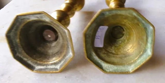 Par de catiçais em bronze dourado base hexagonais possui removedor de velas Ver Descrição - Foto 4