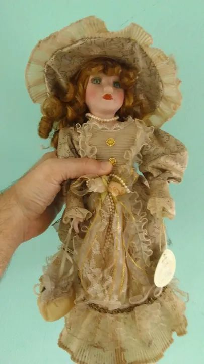 Boneca de porcelana Esmeralda 