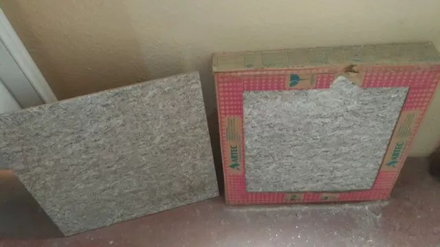 Piso 45cm x 45cm em porcelanato, caixa fechada, em bom estado.