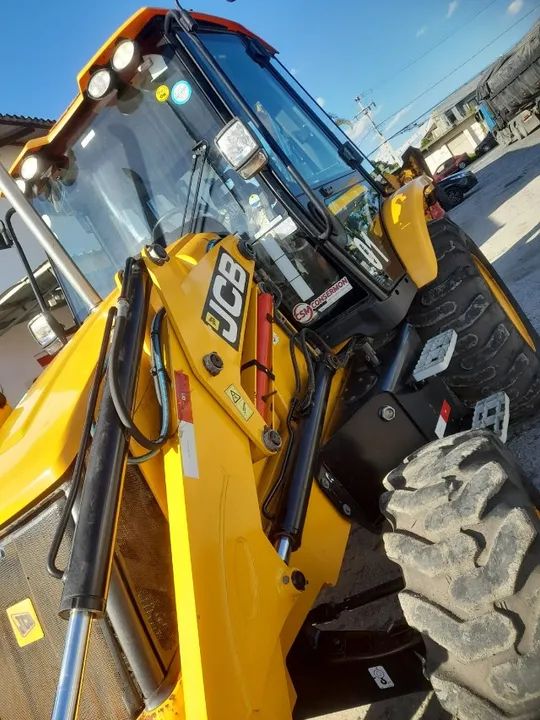 VENDO OU TROCO - RETROESCAVADEIRA JCB 3CX ANO 2023 COM 1329 HORAS ROMPEDOR E ENGATE RÁPIDO - Foto 2