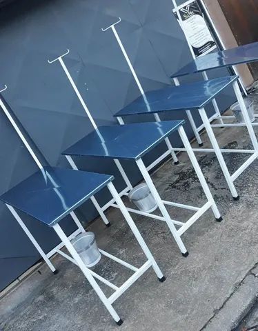Mesa veterinária com suporte de soro