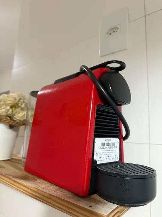 Cafeteira Nespresso Essenza Mini Vermelha para Café Espresso - D30-BR