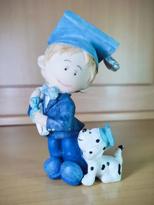 Universitário com Diploma, Beca e Cachorro - Enfeite Boneco de Resina