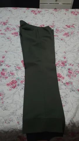 Calça de sarja verde oliva conforme RUE. 