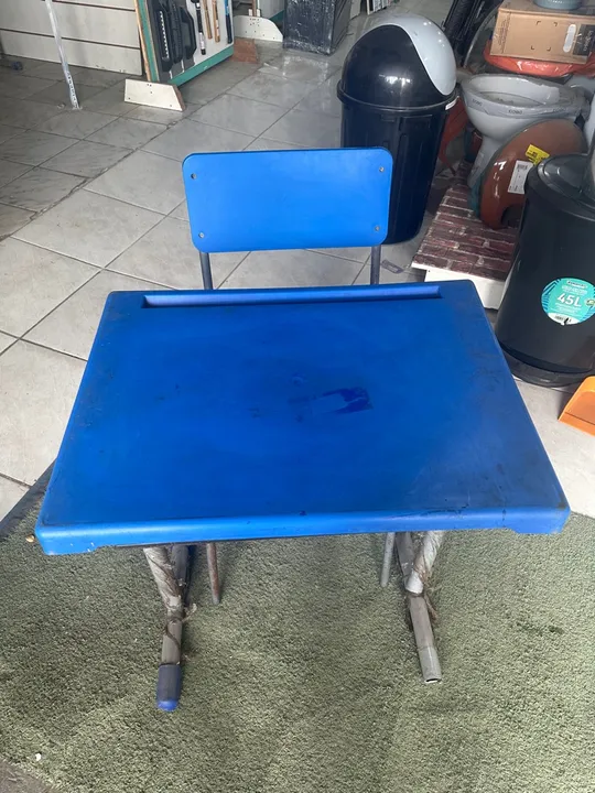 Mesa escolar com cadeiras / escola / aula de reforço