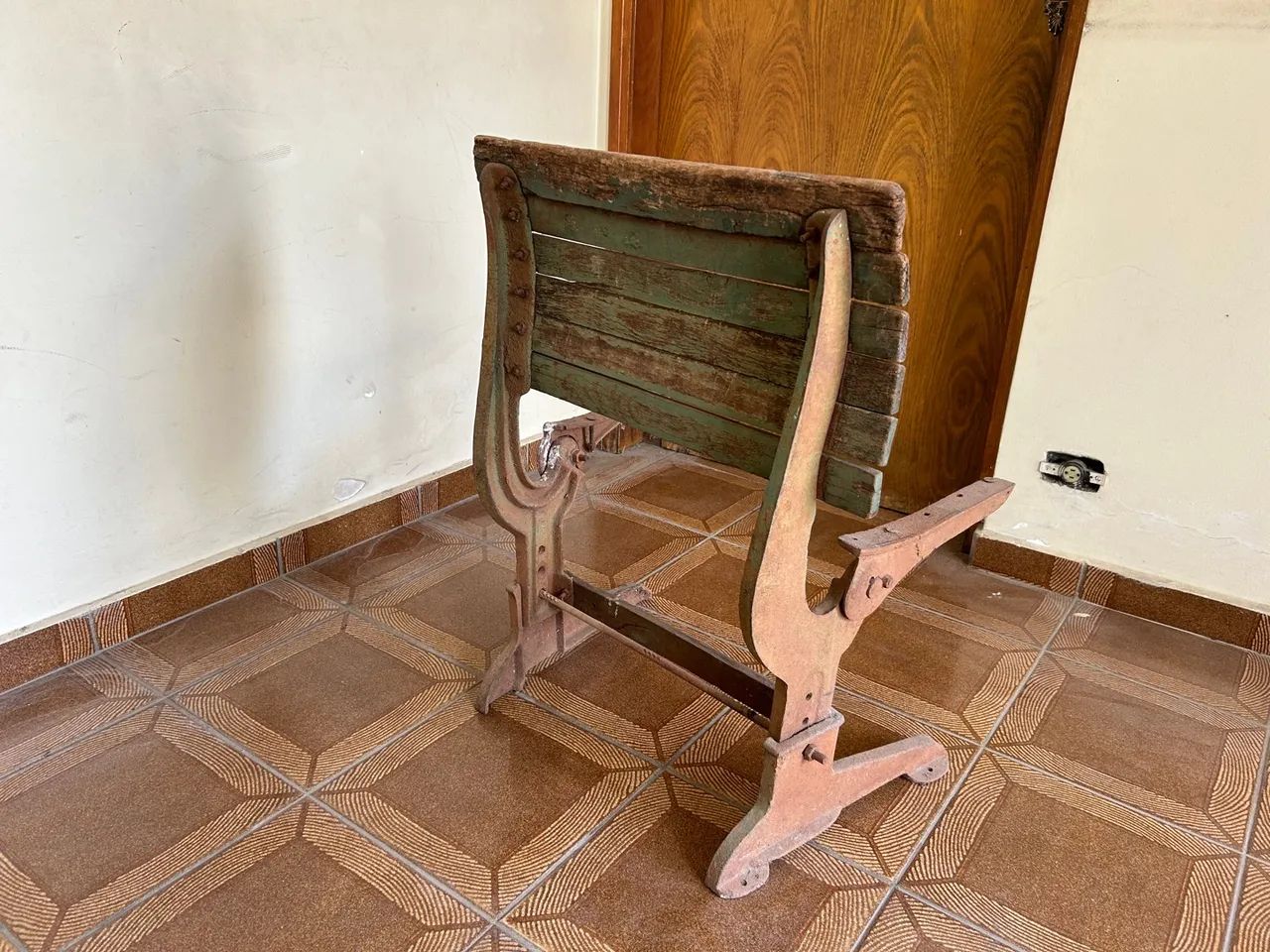 Estrutura de Antiga Carteira Escolar Madeira E Ferro Antiga - Foto 4