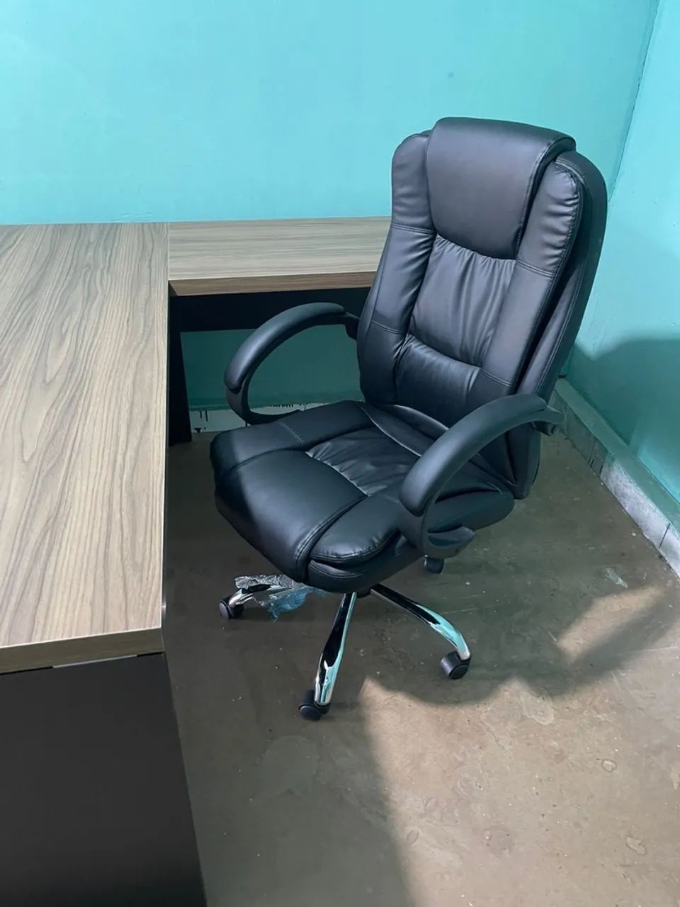 Mesa em L com CADEIRA PRESIDENTE para Escritório - LOJA IKONMIXOFFICE 