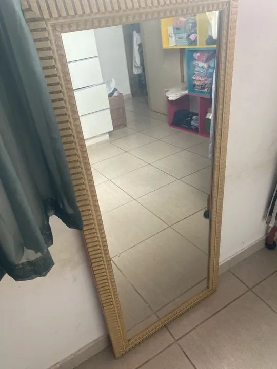 Espelho de Parede Decorativo com Moldura Dourada