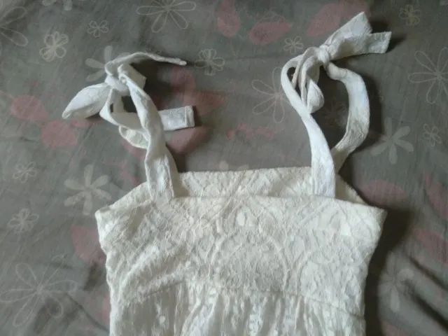 Vestido midi de renda com recorte e amarração alça larga off white C&A
