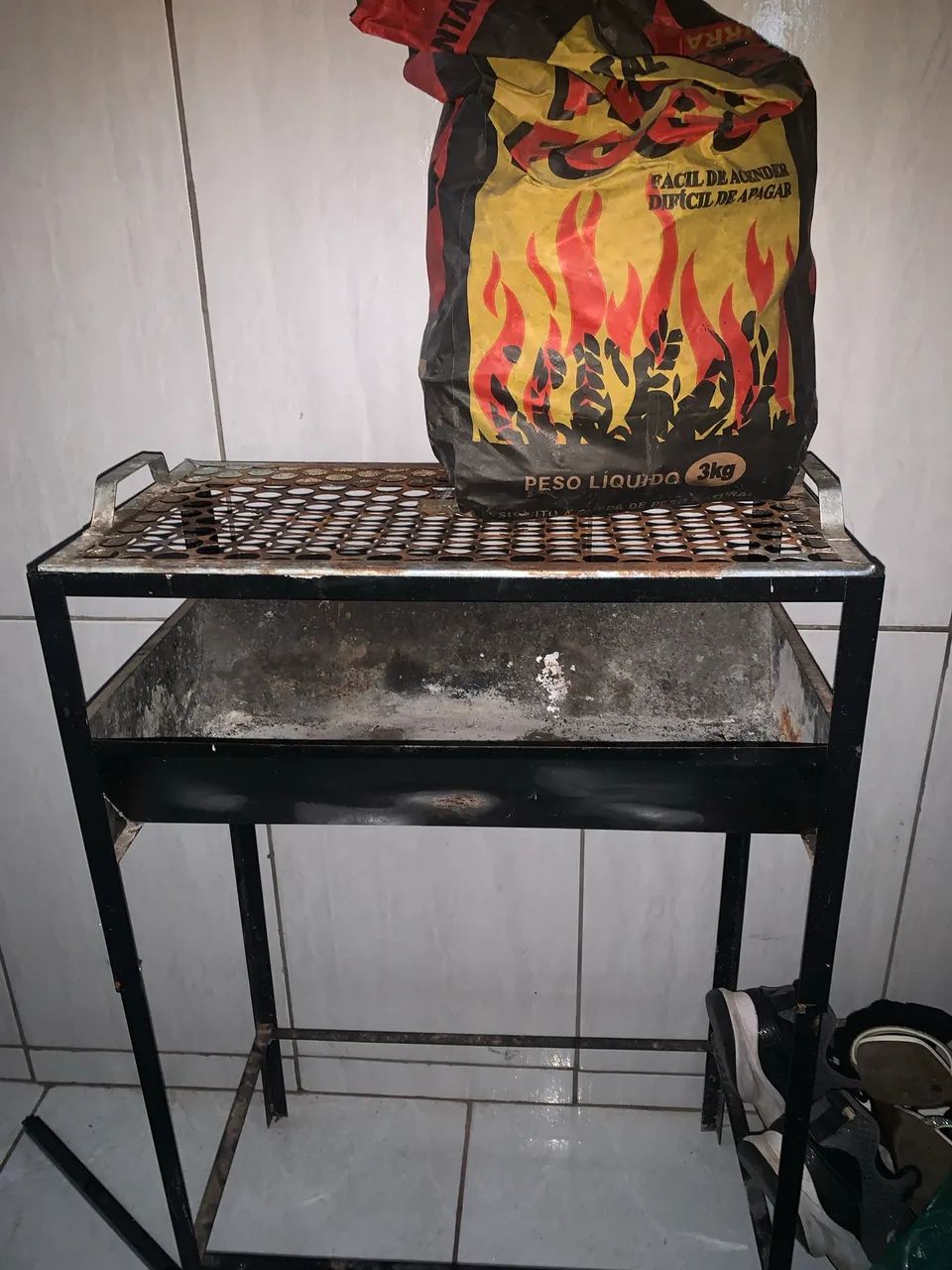 Churrasqueira com brinde de meio saco de carvão 