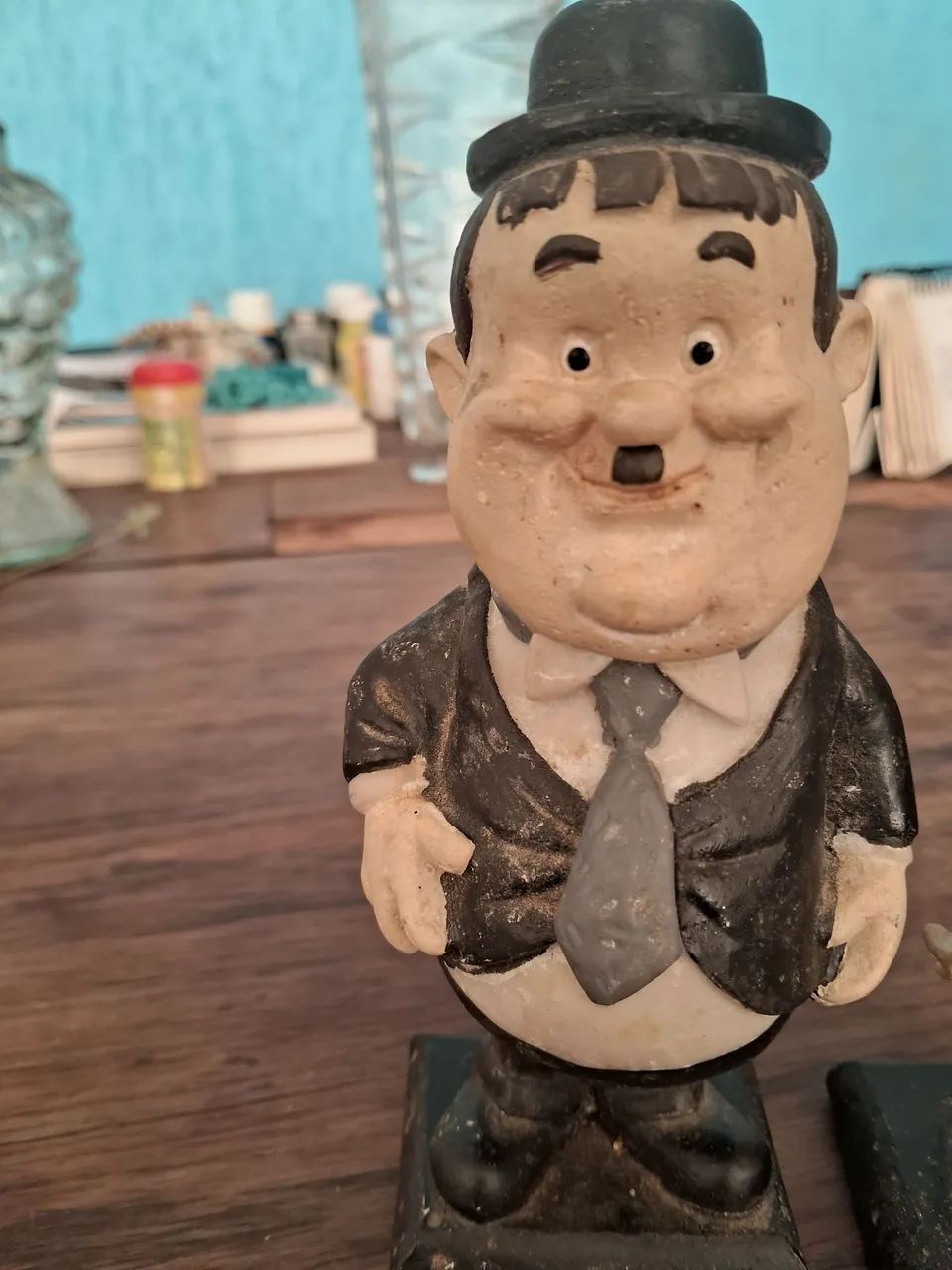 Dupla de Esculturas do Comediante Laurel e Hardy - Foto 5