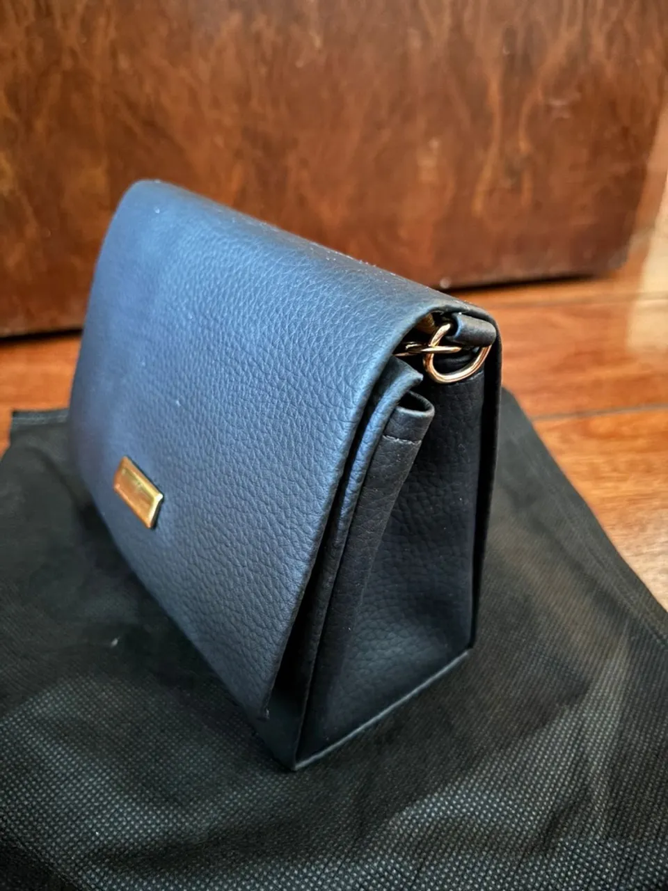 Bolsa de mão elegante em couro sintético
