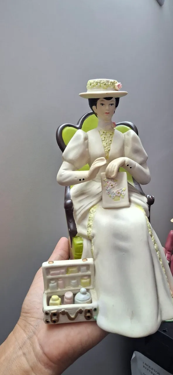 Mrs. Albee 2012 troféu Avon Estatueta de porcelana dama época vitoriana