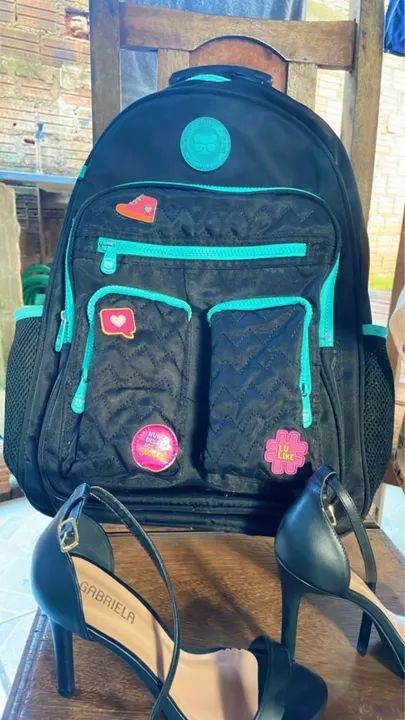 Mochila Escolar Feminina Preta com Detalhes em Verde