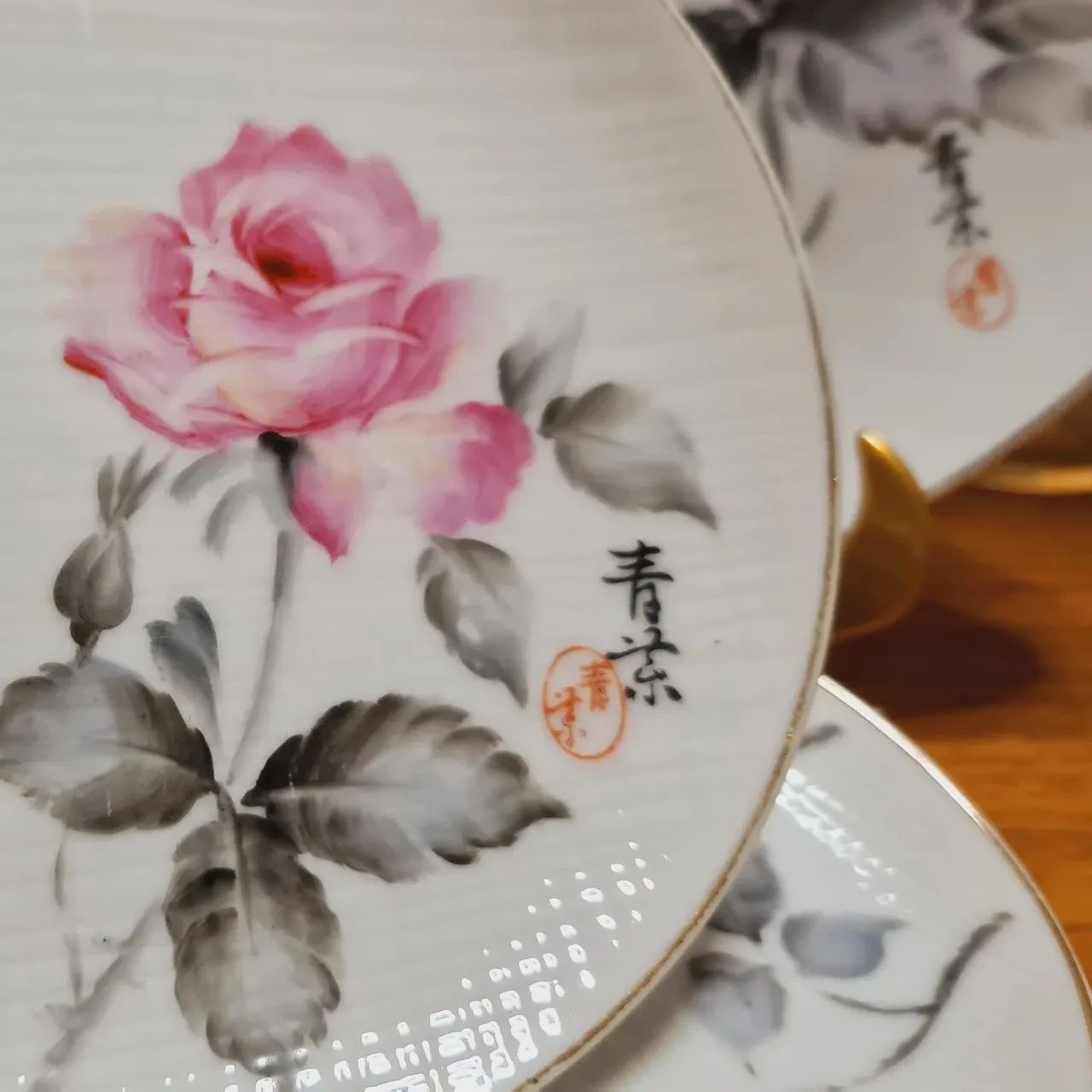 Jogo de pratos com rosas - 7 peças - Foto 4