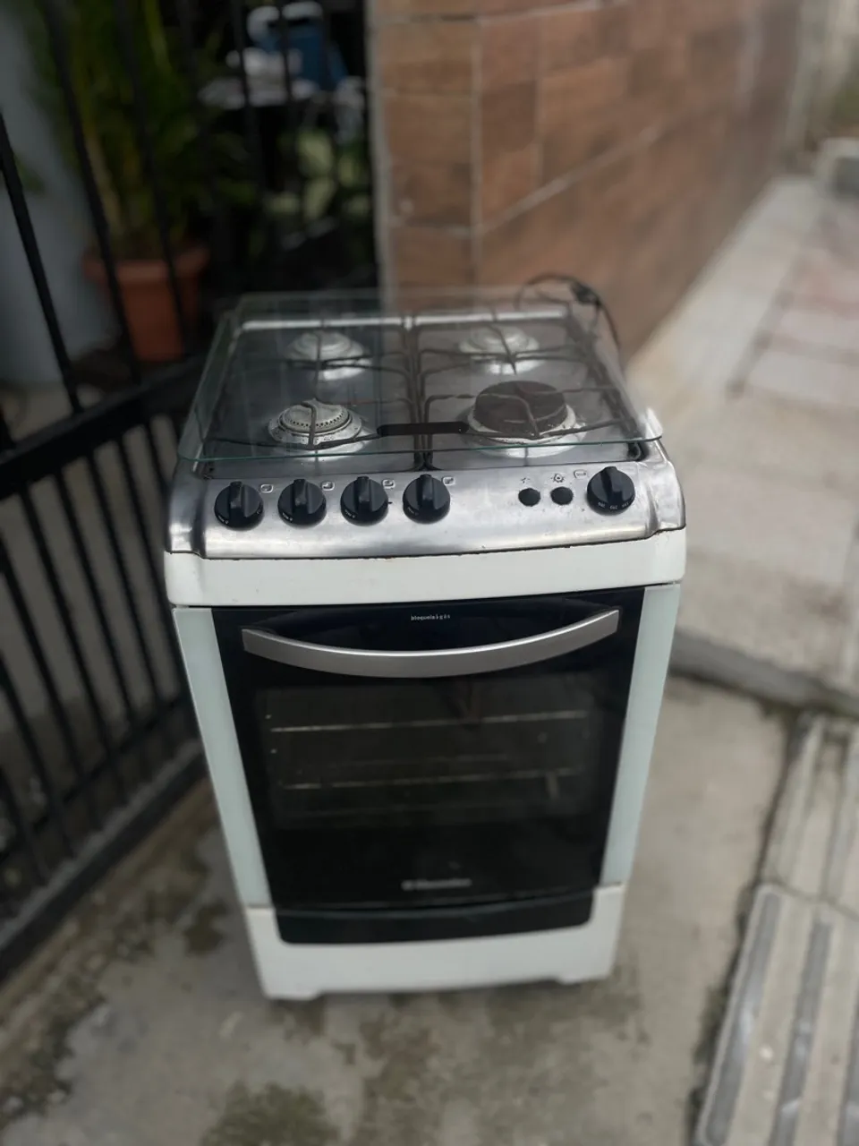 Fogão Electrolux com 4 bocas e forno