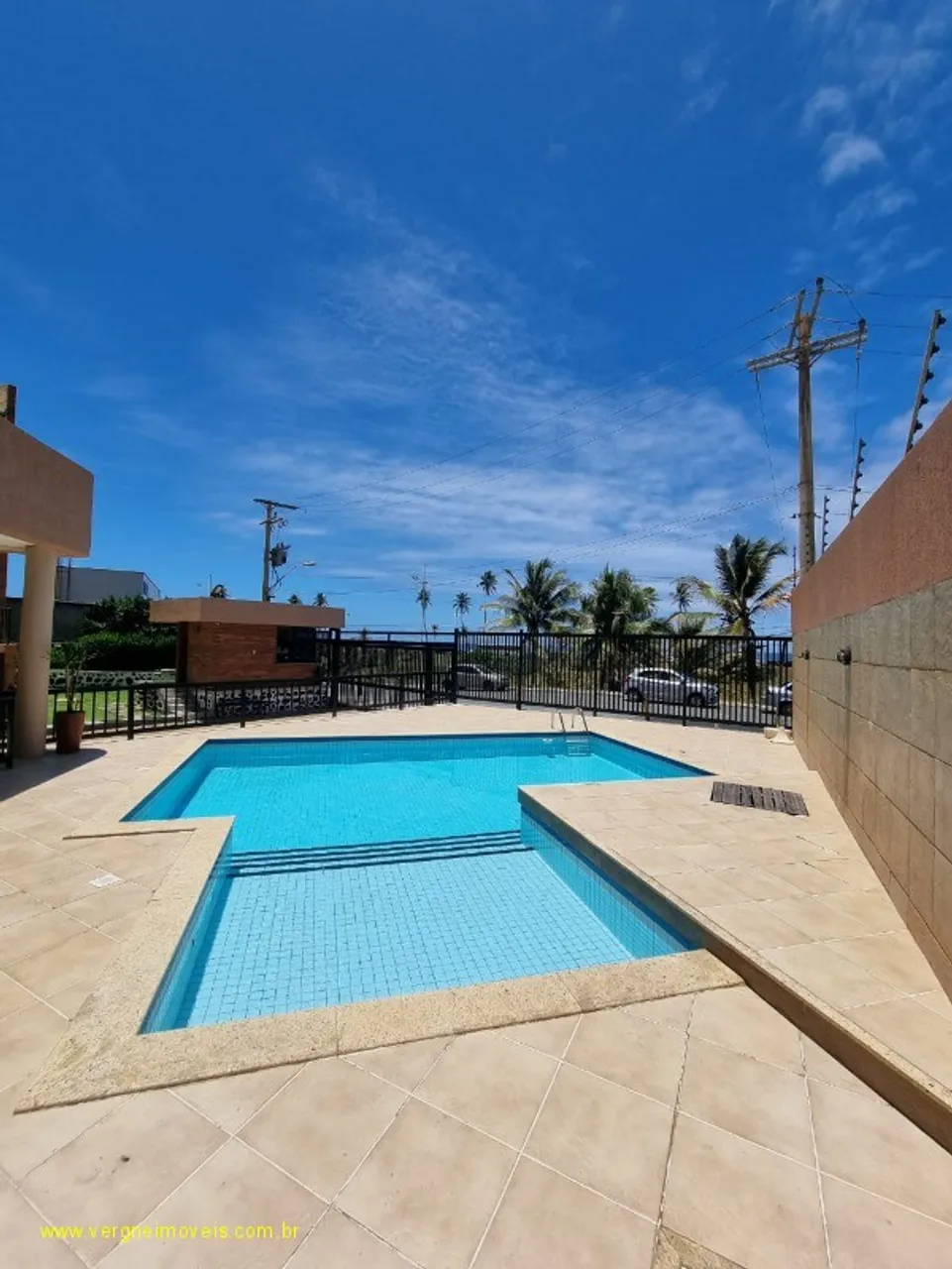 Com duas varandas amplas esse village com três suítes a venda na praia de Jaguaribe