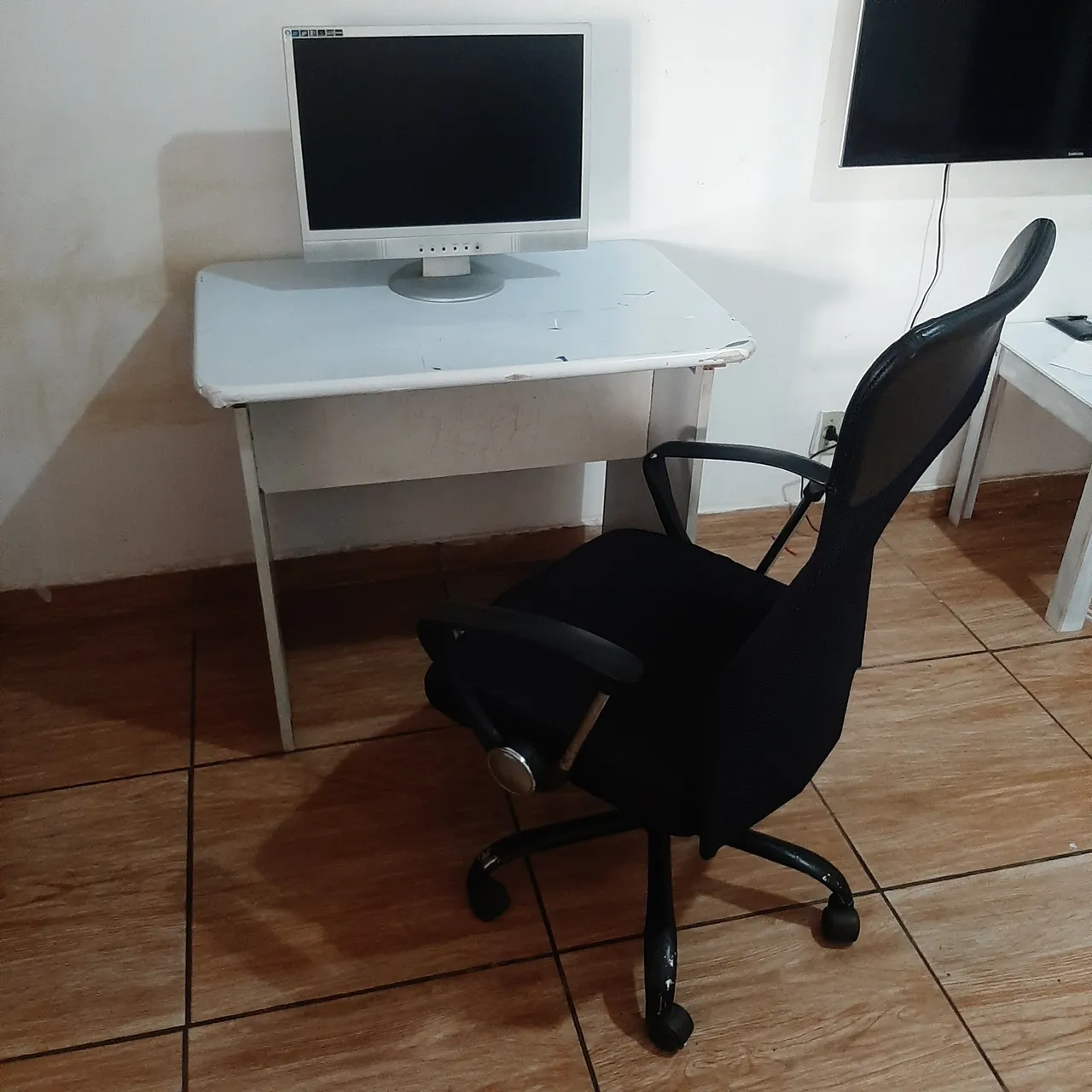 Cadeira de Escritório e Mesa - Cadeira Giratória com Rodinhas em ótimo estado 