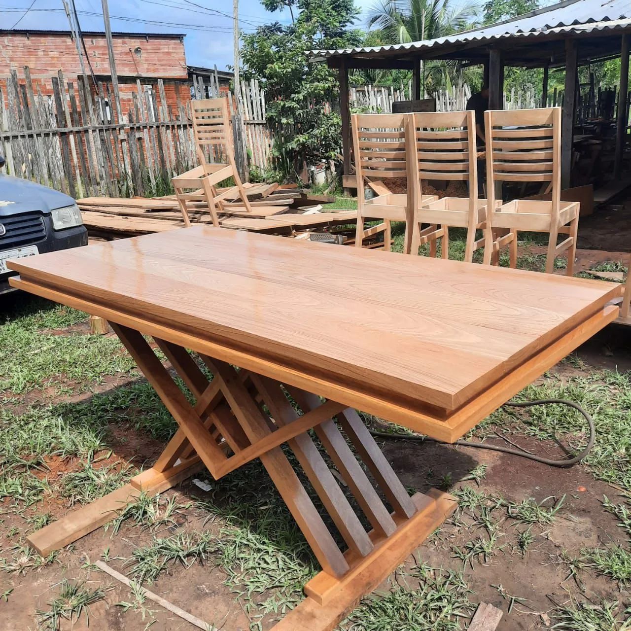 Conjunto de Mesa e Cadeiras de Madeira - Foto 3