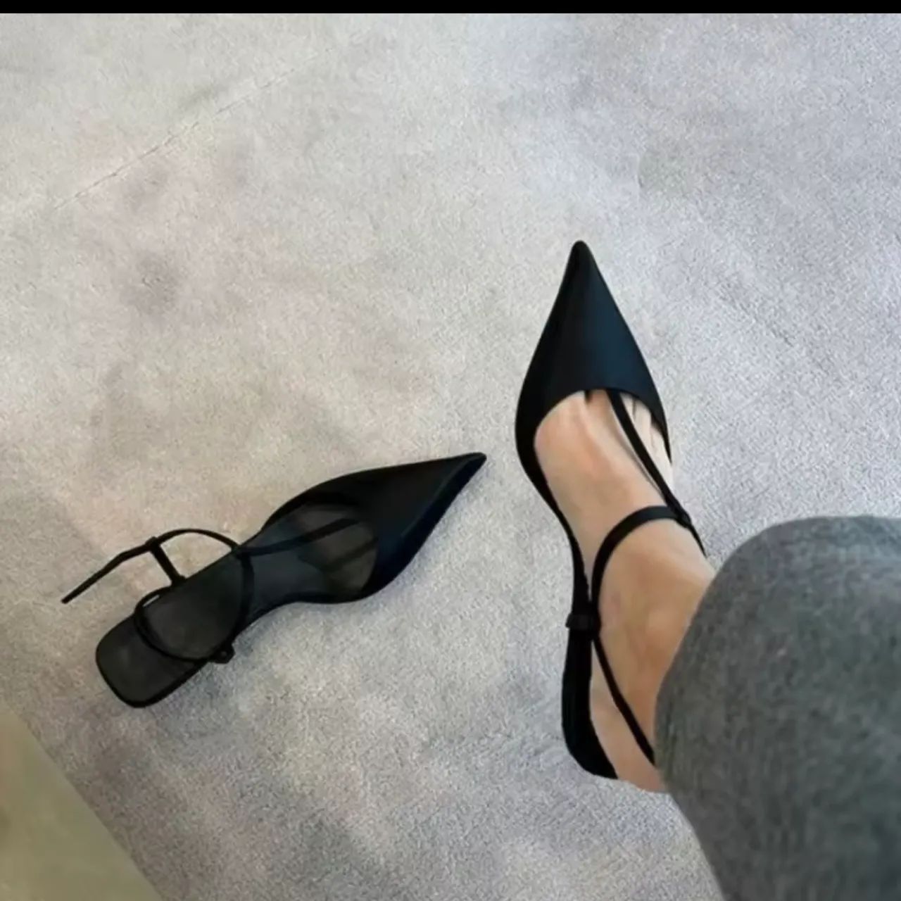 Sapato Scarpin em cetim, preto. Novo. Tamanho 40. Salto 2cm. 