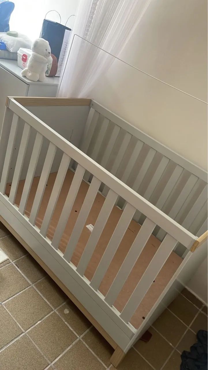 Berço cinza e marrom em Ótimo Estado para Bebê