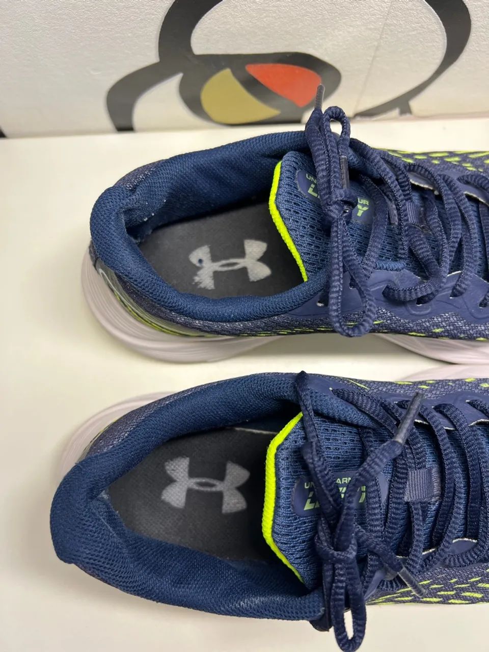 Tênis Under Armour Azul com Detalhes em Verde - Foto 2