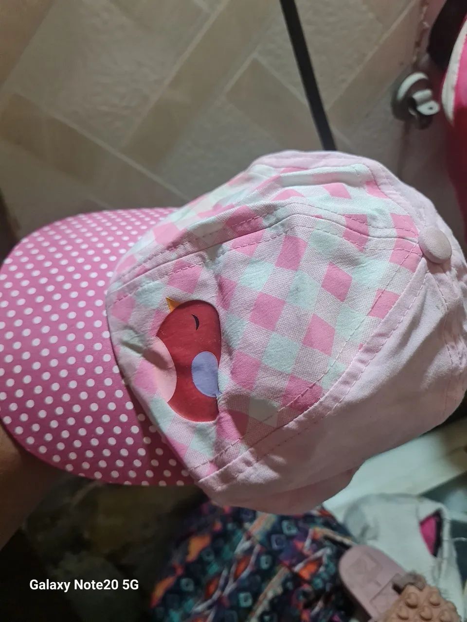 Boné infantil rosa com estampa de pássaro