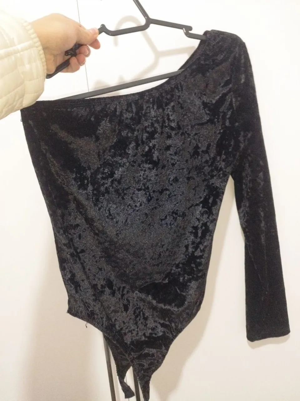 Body de veludo preto com manga longa