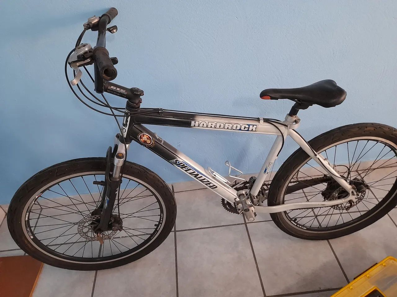 Bicicleta Specialized Hardrock pouco usada super nova com pneus kenda flame  - Foto 2